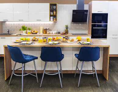 Modern, letisztult vonalvezetésű konyhabútor, fényes ajtókkal, széles elem és színválasztékban!